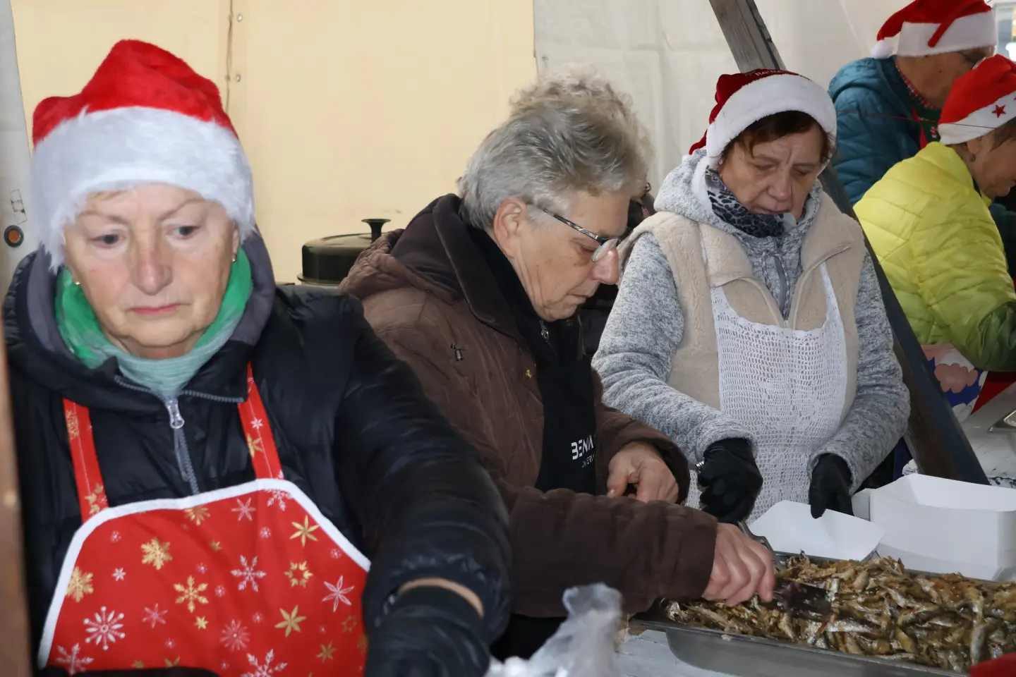 Ribice, Badnjak, Podjela, Franjevački trg, Čakovec 24.12.2025 (28)