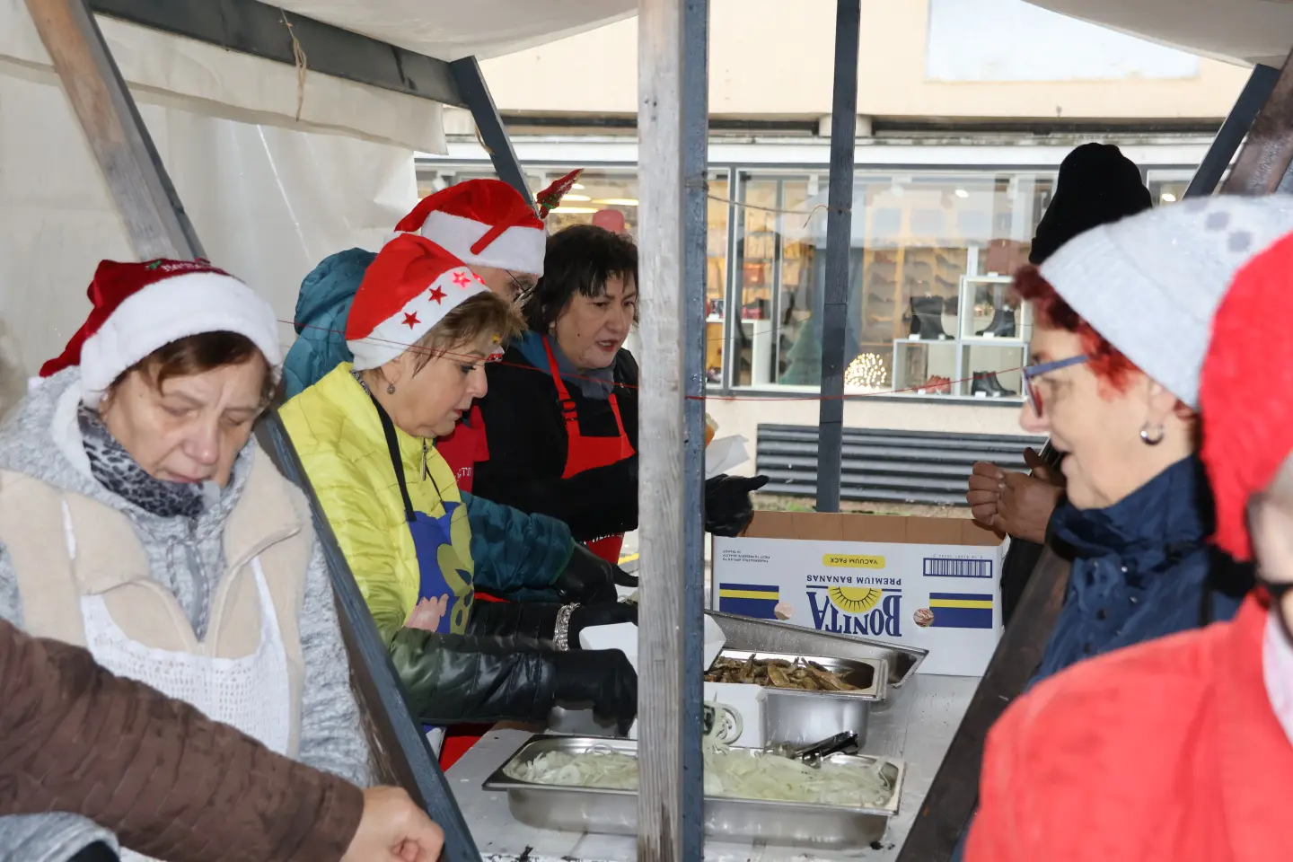 Ribice, Badnjak, Podjela, Franjevački trg, Čakovec 24.12.2025 (29)