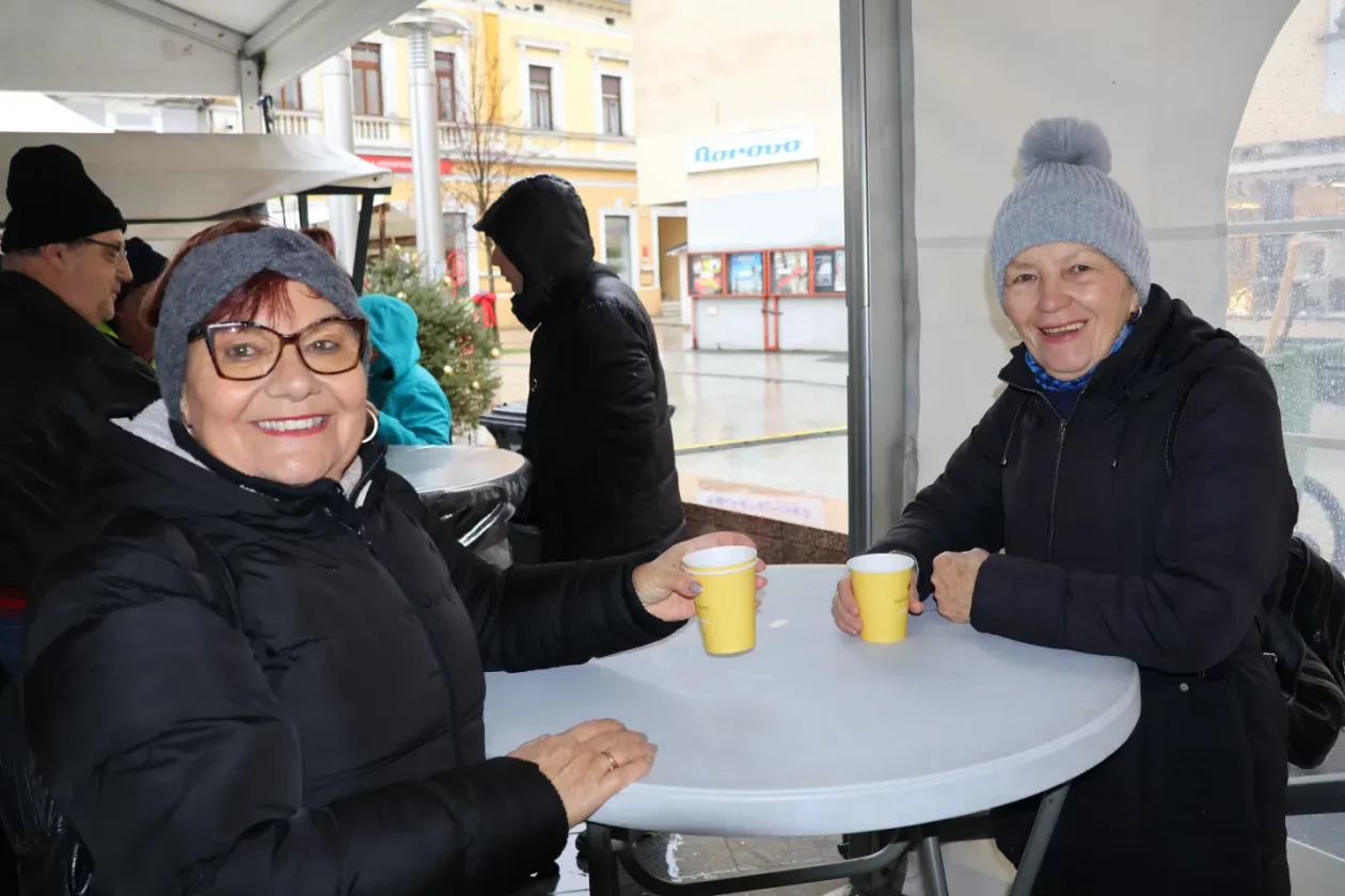 Ribice, Badnjak, Podjela, Franjevački trg, Čakovec 24.12.2025 (3)
