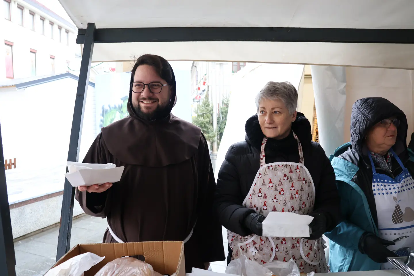 Ribice, Badnjak, Podjela, Franjevački trg, Čakovec 24.12.2025 (30)