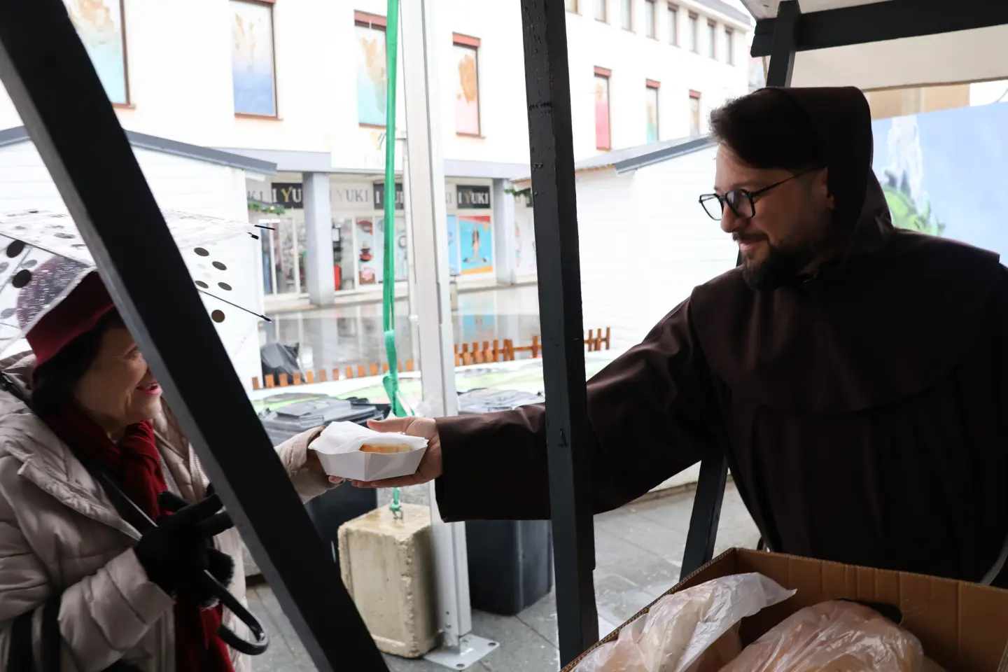 Ribice, Badnjak, Podjela, Franjevački trg, Čakovec 24.12.2025 (31)