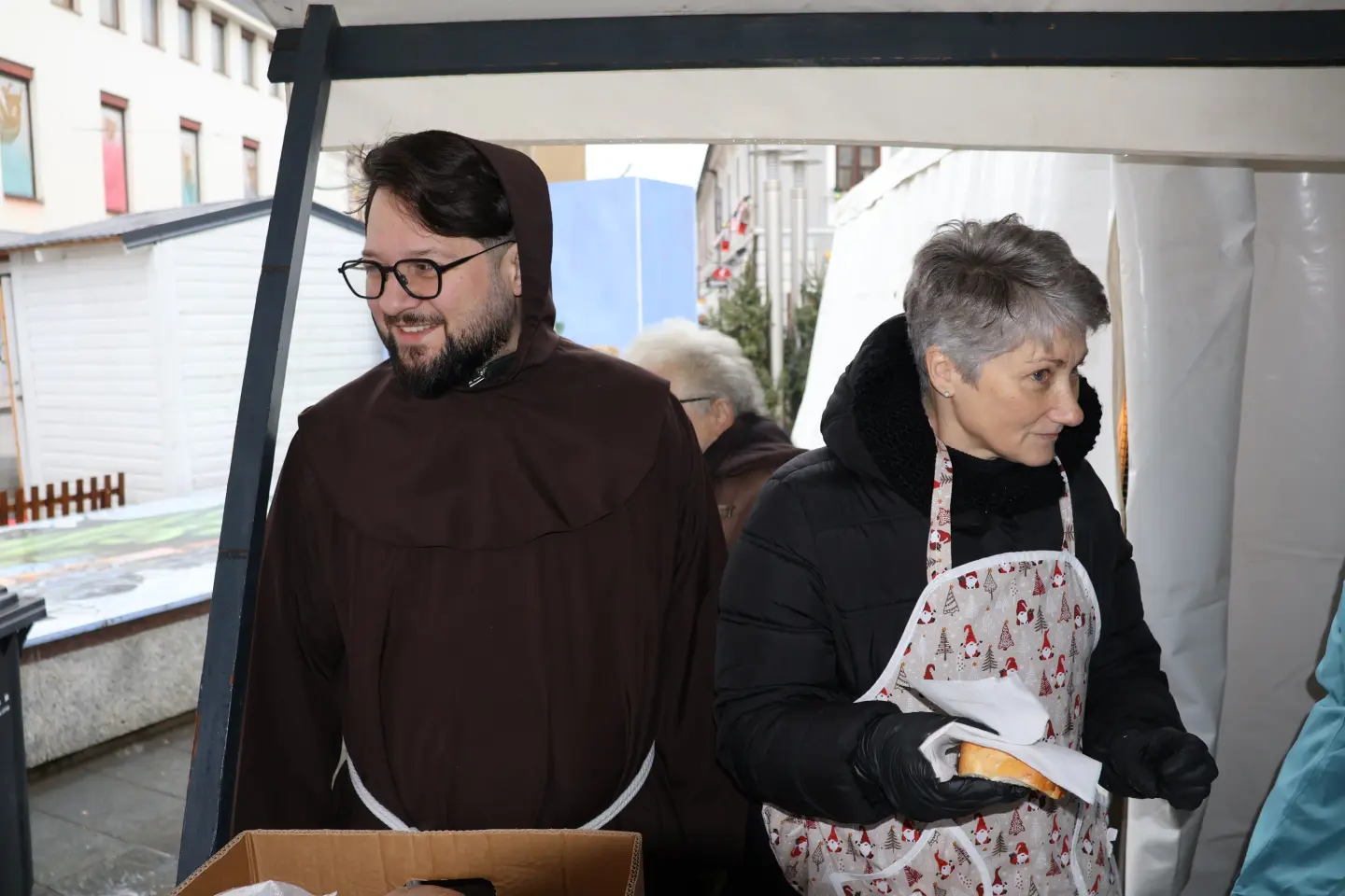 Ribice, Badnjak, Podjela, Franjevački trg, Čakovec 24.12.2025 (32)