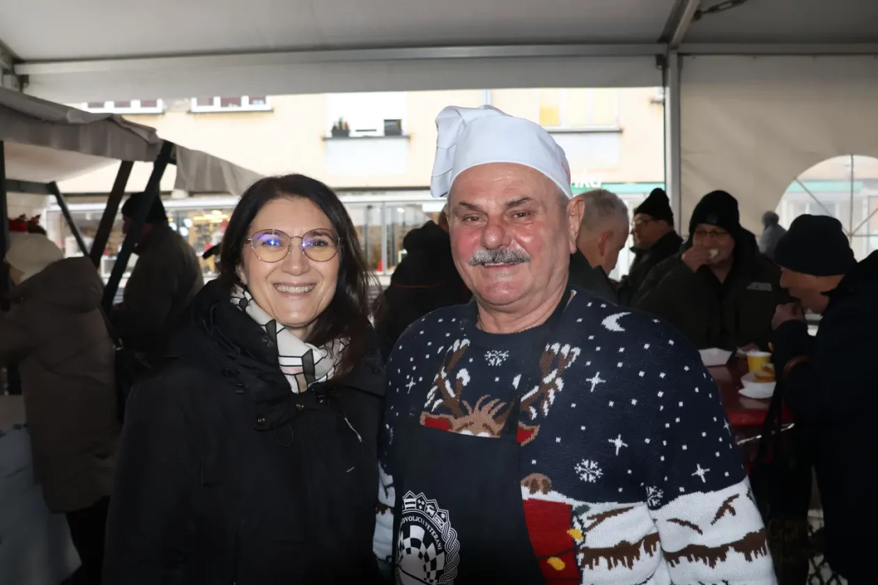 Ribice, Badnjak, Podjela, Franjevački trg, Čakovec 24.12.2025 (36)