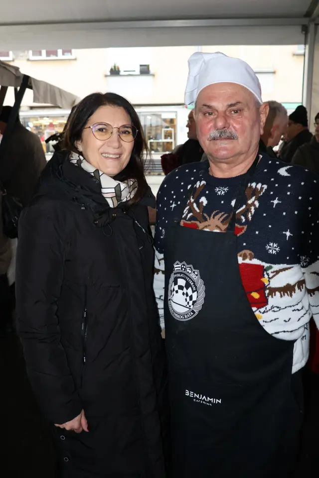 Ribice, Badnjak, Podjela, Franjevački trg, Čakovec 24.12.2025 (37)