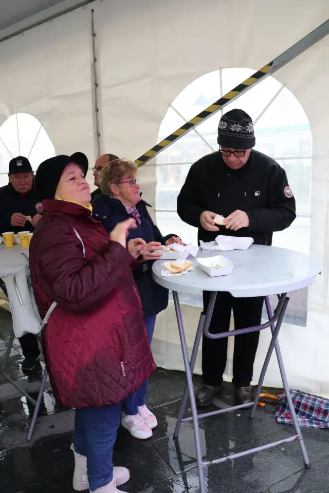 Ribice, Badnjak, Podjela, Franjevački trg, Čakovec 24.12.2025 (40)