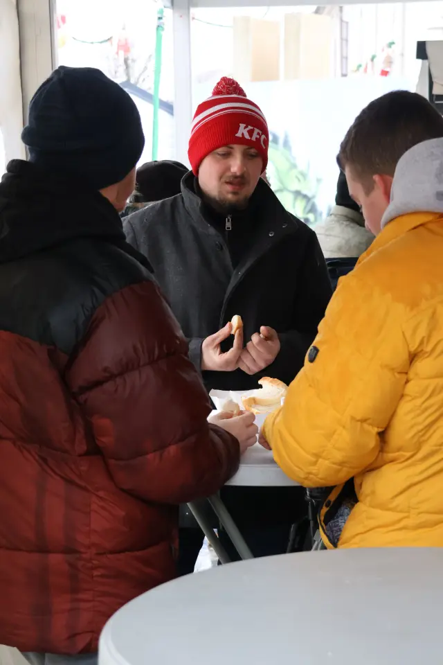 Ribice, Badnjak, Podjela, Franjevački trg, Čakovec 24.12.2025 (41)