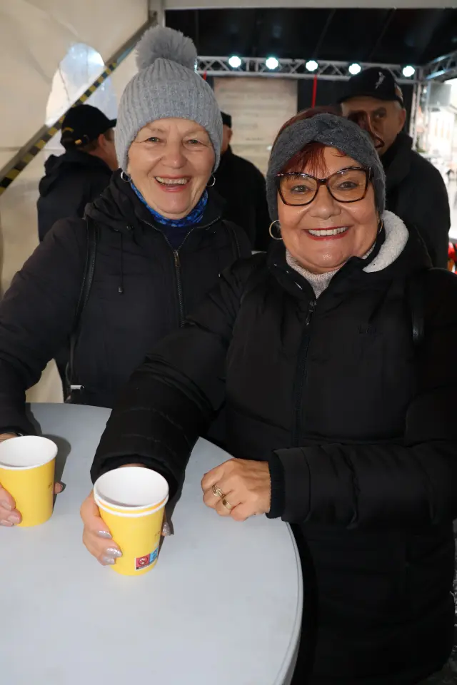 Ribice, Badnjak, Podjela, Franjevački trg, Čakovec 24.12.2025 (5)