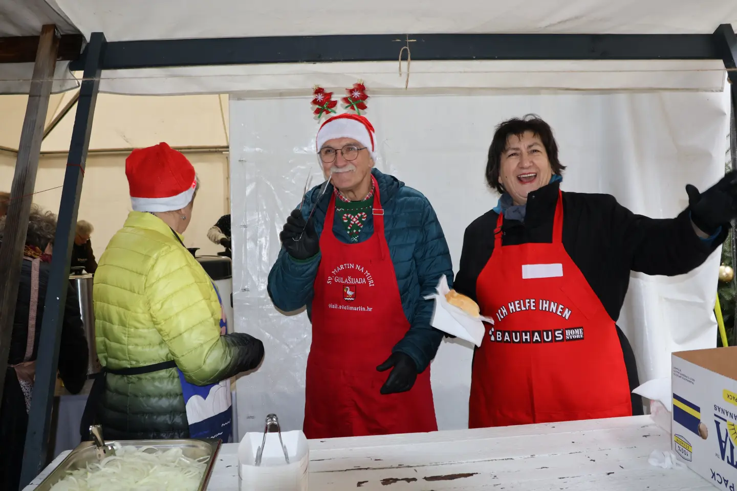 Ribice, Badnjak, Podjela, Franjevački trg, Čakovec 24.12.2025 (9)