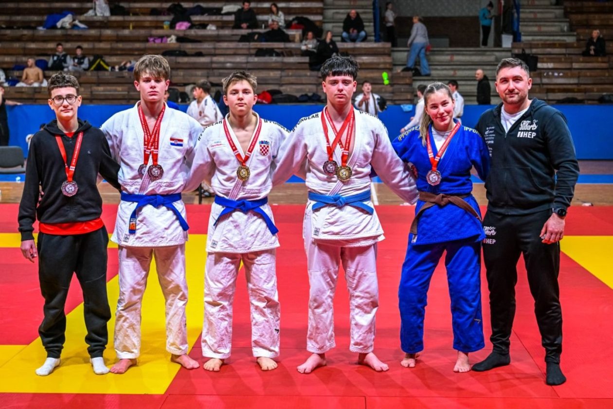 Roko, Iker, Jona, Meris, Nika i trener Filip