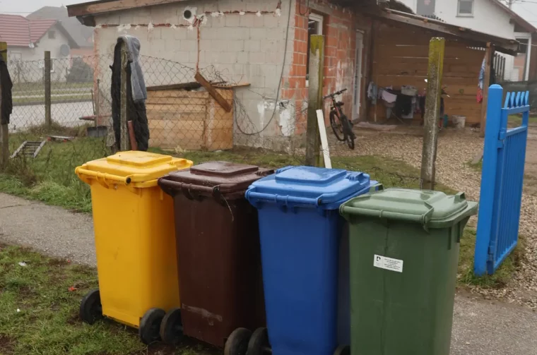 Romsko naselje Pribislavec kante otpad (67) Romsko naselje Pribislavec kante otpad (67)