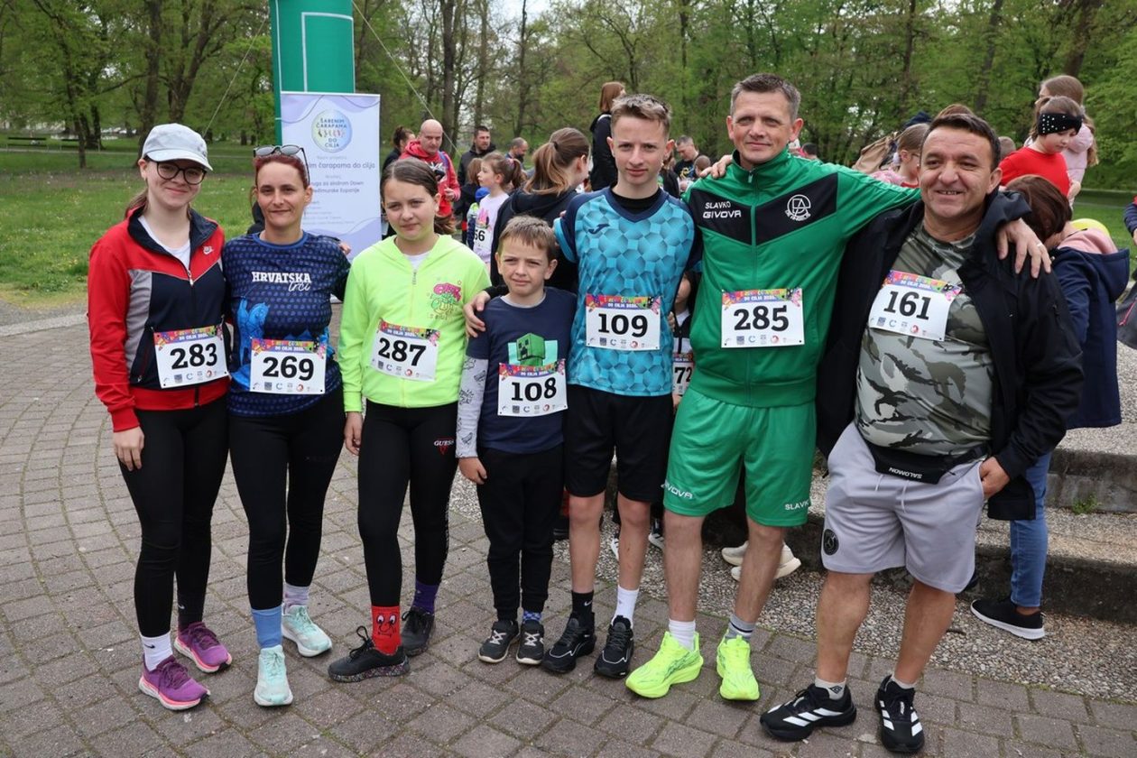 ŠARENIM ČARAPAMA DO CILJA Čakovec trčao u znak podrške osobama s Downovim sindromom (11)