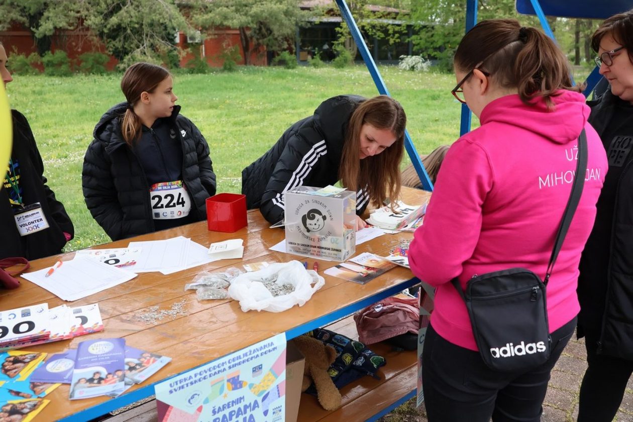 ŠARENIM ČARAPAMA DO CILJA Čakovec trčao u znak podrške osobama s Downovim sindromom (13)
