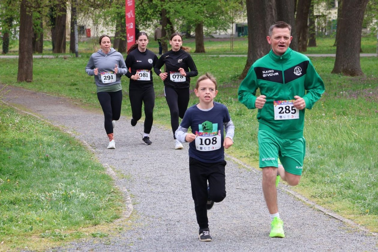 ŠARENIM ČARAPAMA DO CILJA Čakovec trčao u znak podrške osobama s Downovim sindromom (21)