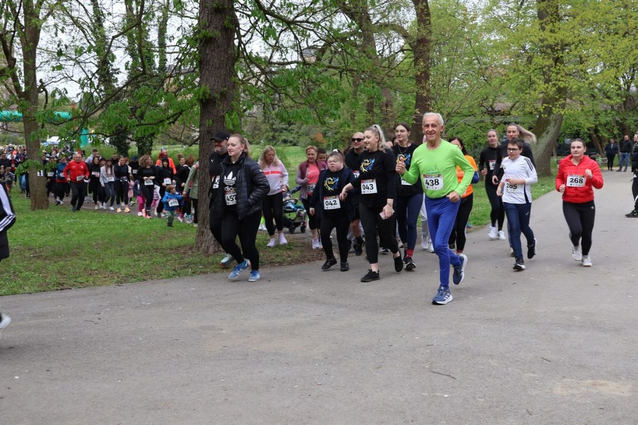ŠARENIM ČARAPAMA DO CILJA Čakovec trčao u znak podrške osobama s Downovim sindromom (25)