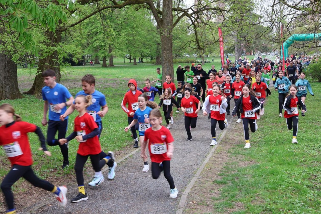 ŠARENIM ČARAPAMA DO CILJA Čakovec trčao u znak podrške osobama s Downovim sindromom (27)