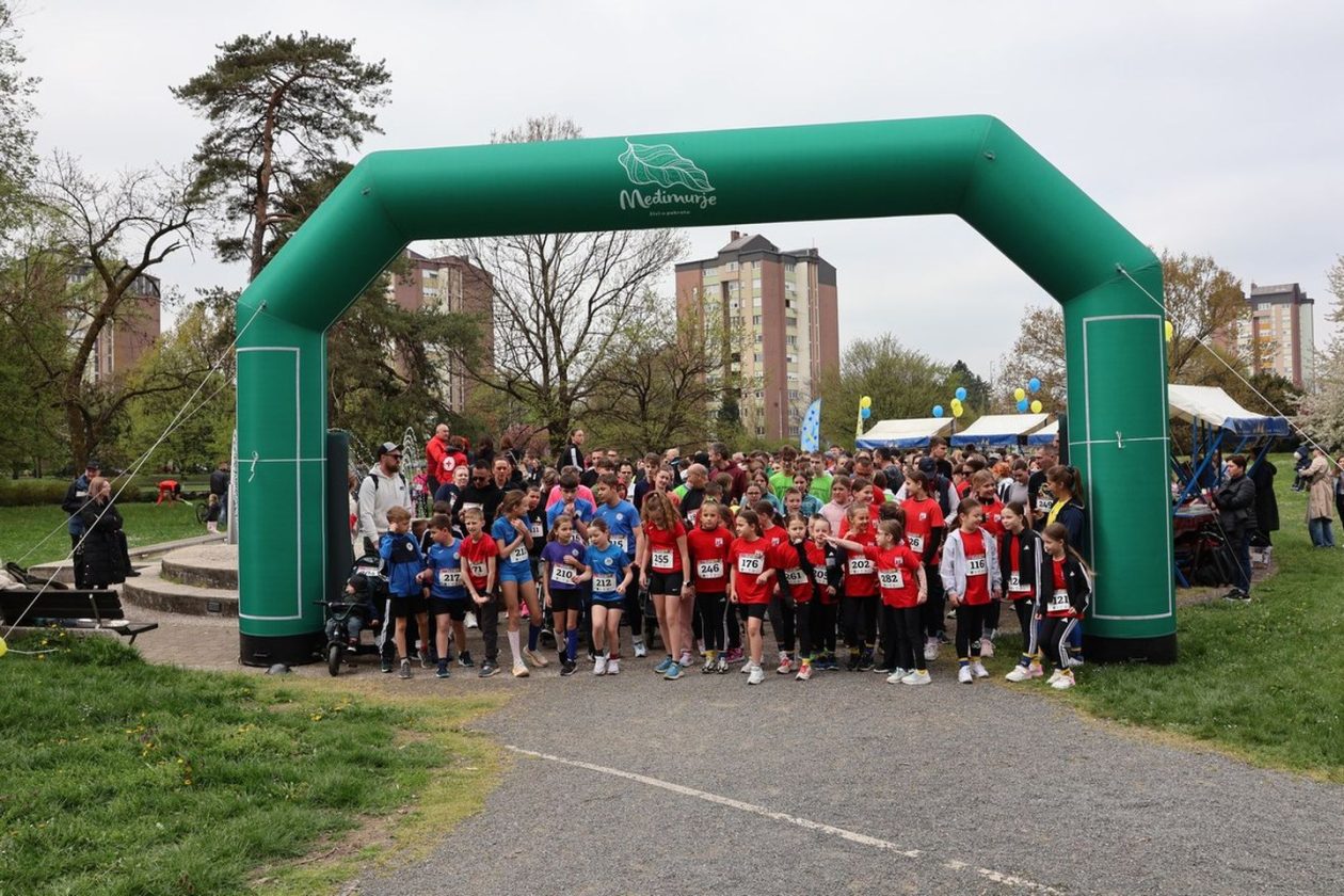 ŠARENIM ČARAPAMA DO CILJA Čakovec trčao u znak podrške osobama s Downovim sindromom (28)