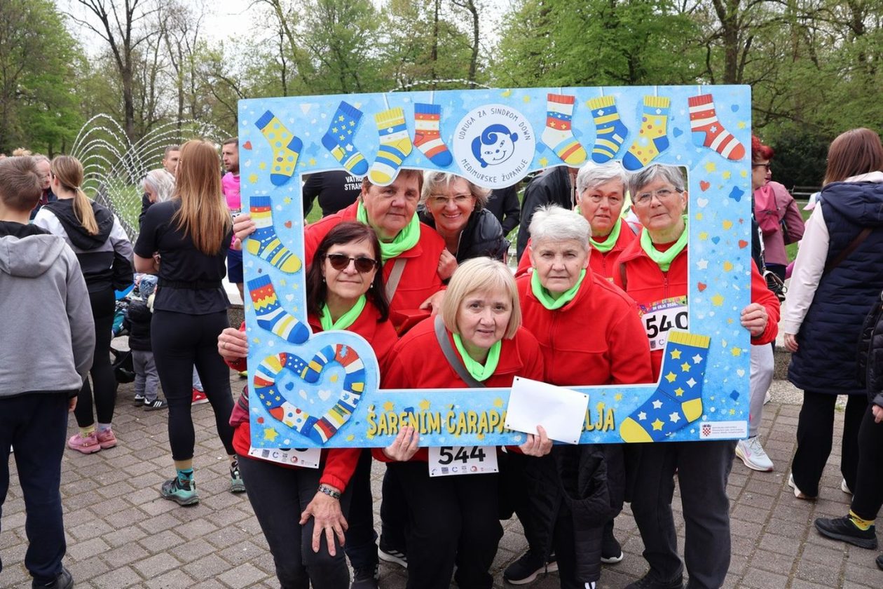 ŠARENIM ČARAPAMA DO CILJA Čakovec trčao u znak podrške osobama s Downovim sindromom (30)