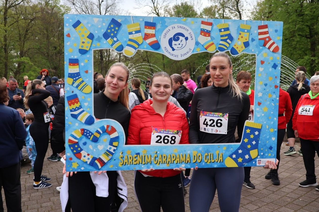 ŠARENIM ČARAPAMA DO CILJA Čakovec trčao u znak podrške osobama s Downovim sindromom (31)