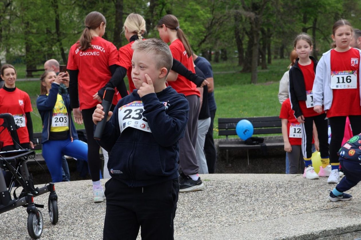 ŠARENIM ČARAPAMA DO CILJA Čakovec trčao u znak podrške osobama s Downovim sindromom (32)