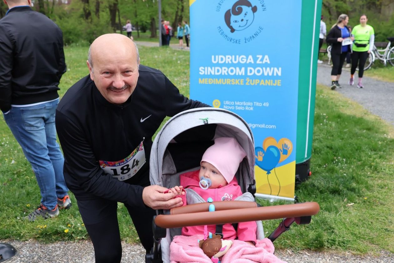 ŠARENIM ČARAPAMA DO CILJA Čakovec trčao u znak podrške osobama s Downovim sindromom (9)