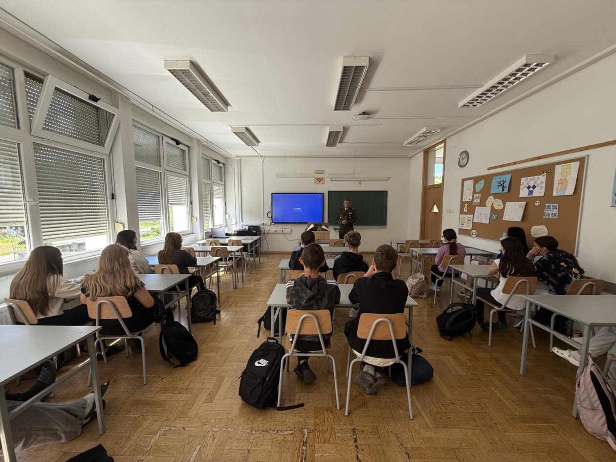 SELNICA Osmaši učili o ratu kroz osobno iskustvo branitelja (2) SELNICA Osmaši učili o ratu kroz osobno iskustvo branitelja (2)