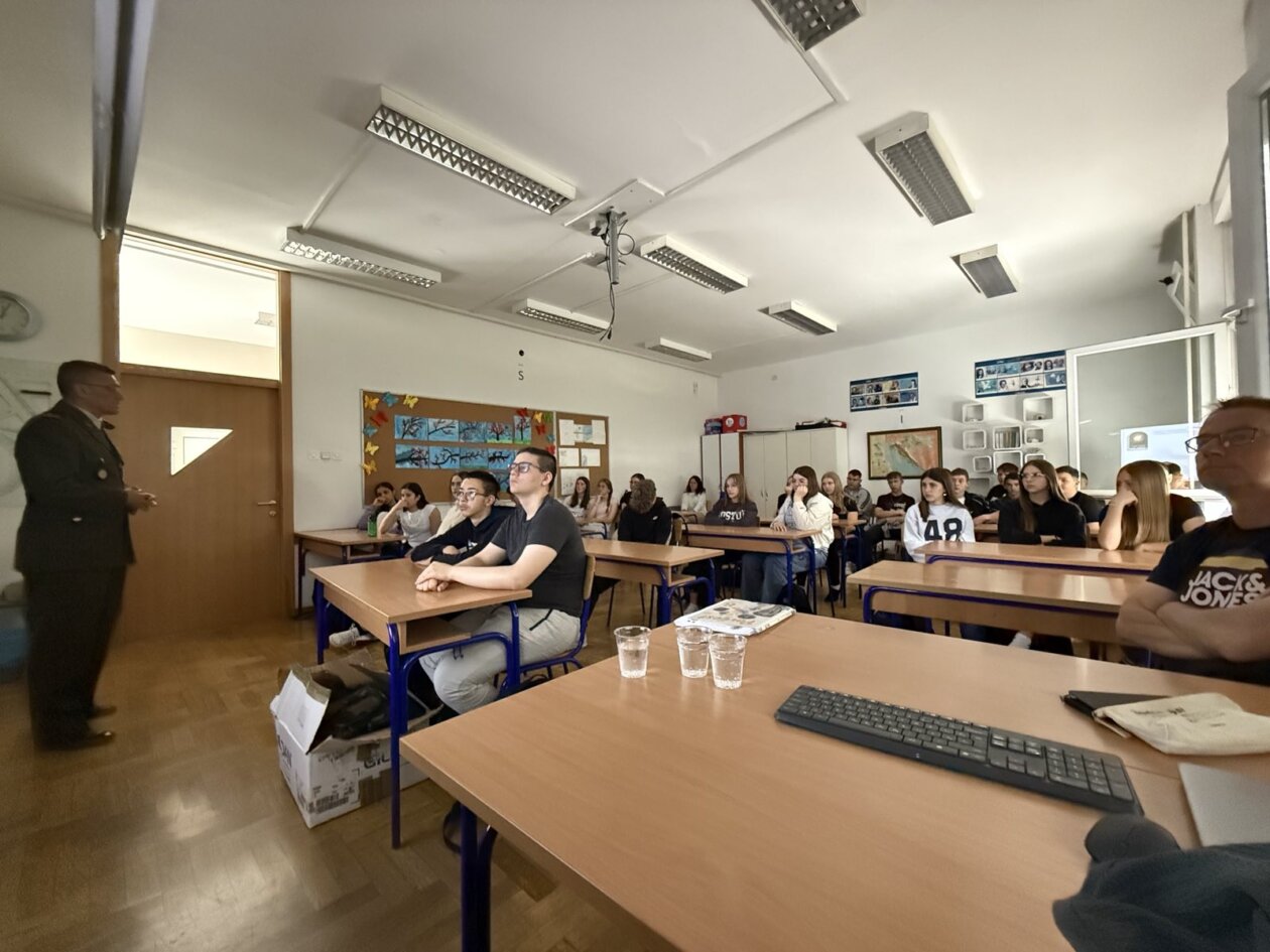 SELNICA Osmaši učili o ratu kroz osobno iskustvo branitelja (4) SELNICA Osmaši učili o ratu kroz osobno iskustvo branitelja (4)