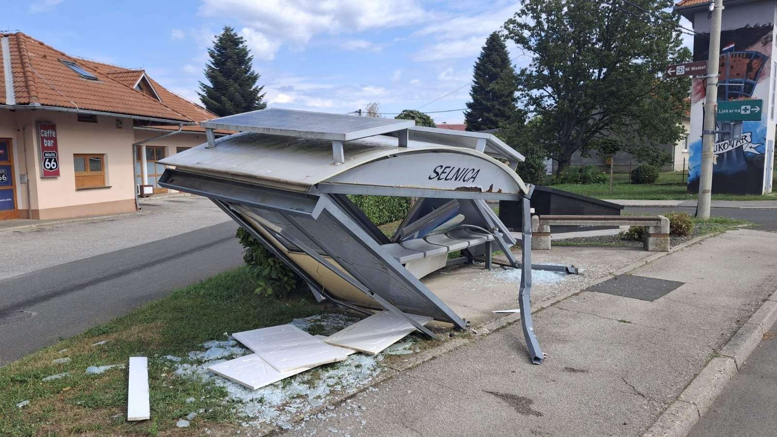 SELNICA Šleper srušio autobusnu kućicu pa pobjegao, policija ga brzo zaustavila (2)