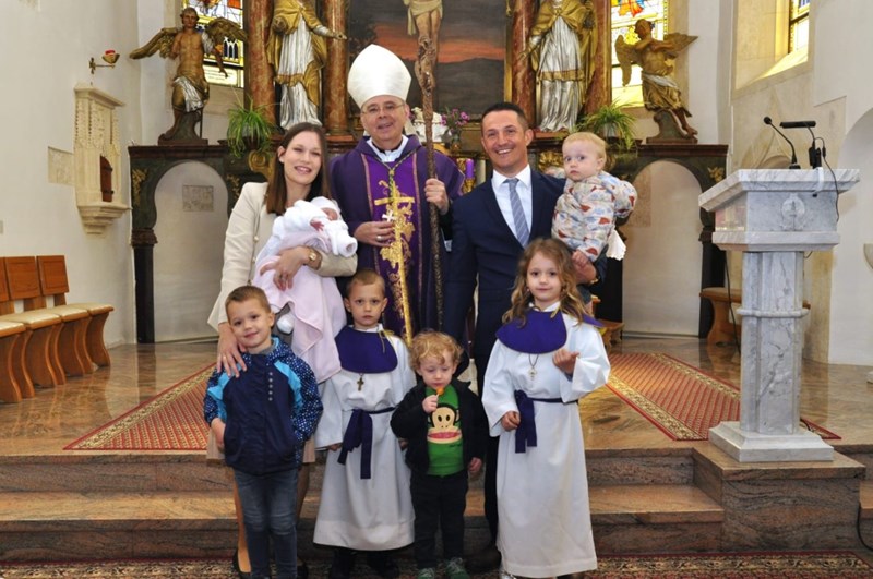 ŠESTO DIJETE Biskup Bože Radoš krstio malenu Mariju u Svetom Martinu na Muri (1)