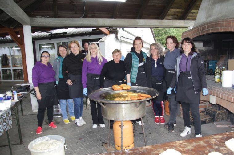 SEZONA LANGOŠA U Vratišincu otvorena sezona omiljenog specijaliteta uz nogometni spektakl