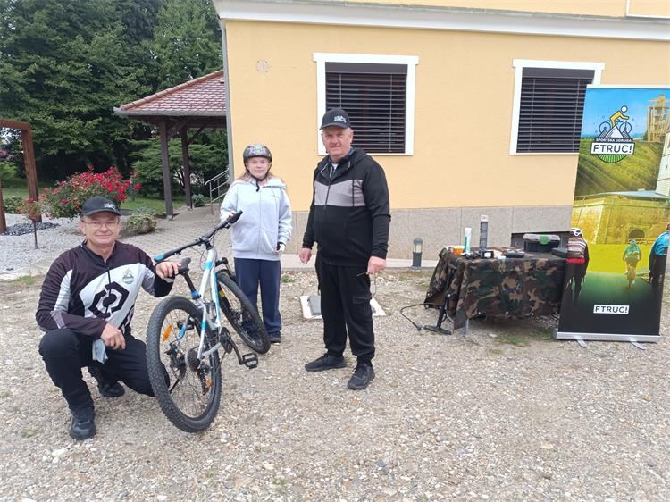 SIGURNO U PROMETU Bicikli školaraca servisirani u Pleškovcu (2)