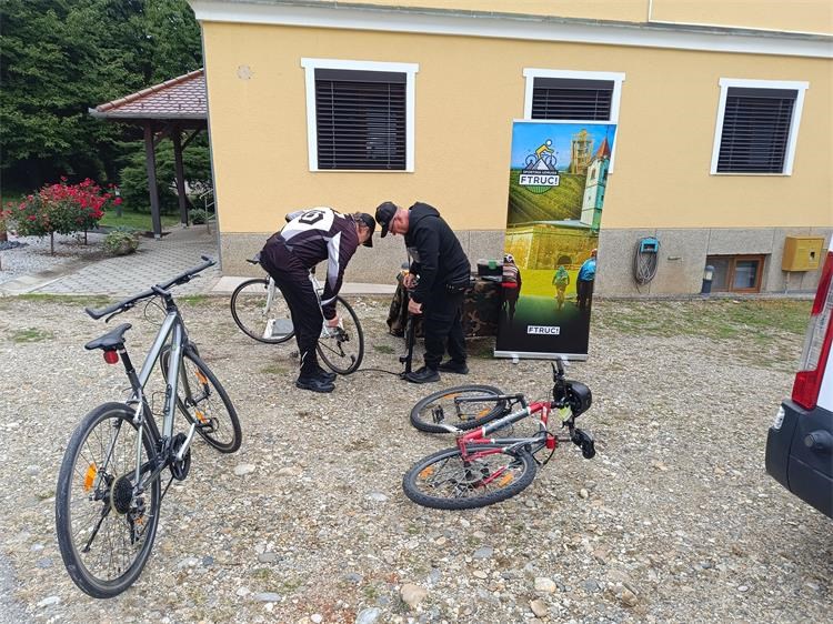 SIGURNO U PROMETU Bicikli školaraca servisirani u Pleškovcu (6)