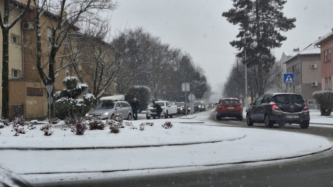 SNIJEG RADI SVOJE Prometna nesreća između dva automobila u Čakovcu (3) SNIJEG RADI SVOJE Prometna nesreća između dva automobila u Čakovcu (3)