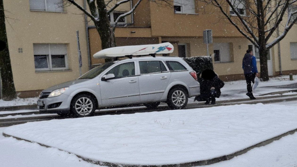 SNIJEG RADI SVOJE Prometna nesreća između dva automobila u Čakovcu (4) SNIJEG RADI SVOJE Prometna nesreća između dva automobila u Čakovcu (4)