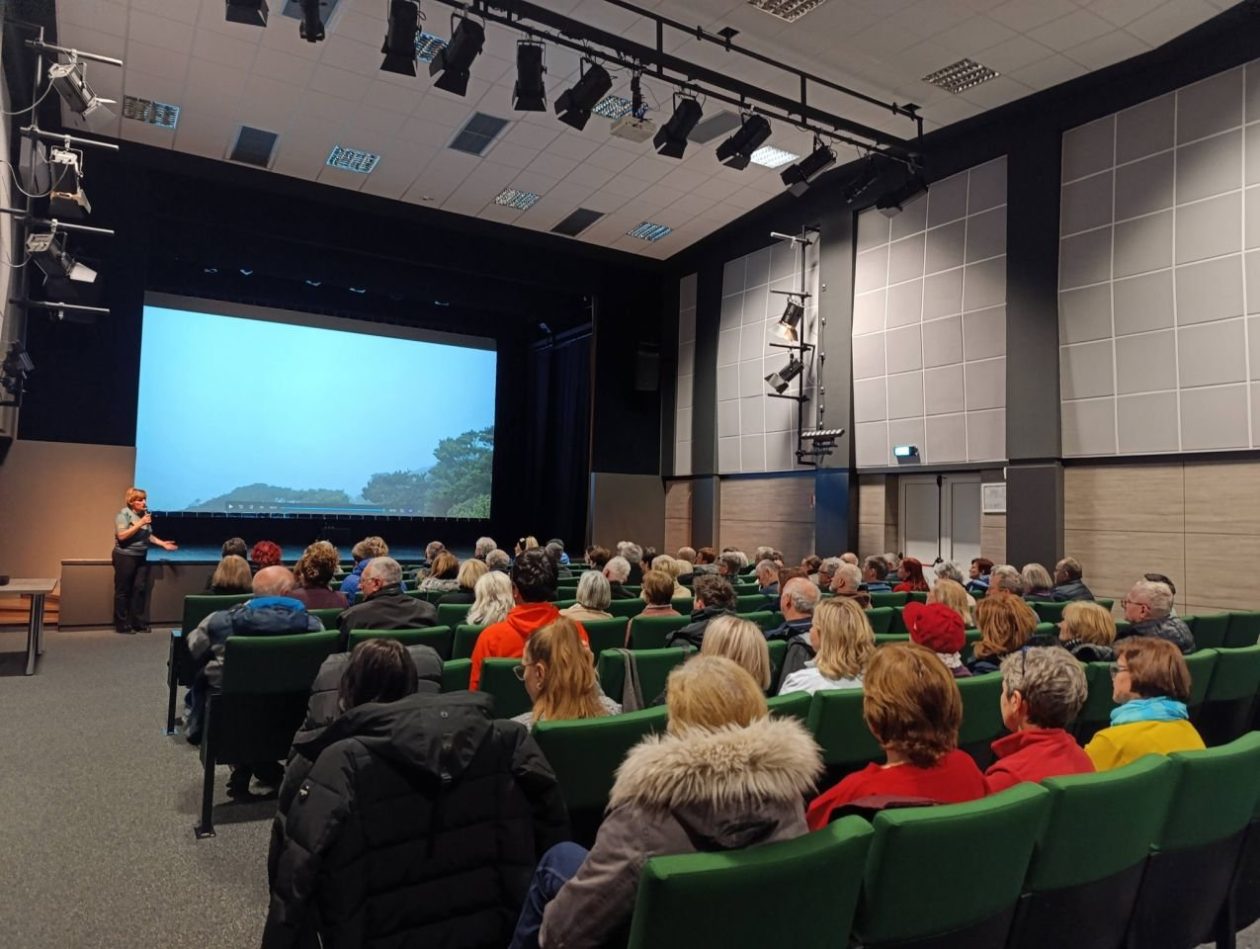 SONJA TOŠIĆ GRLAČ Borneo iz prve ruke putopis koji je ispunio CZK ‘Rudar’ (7)