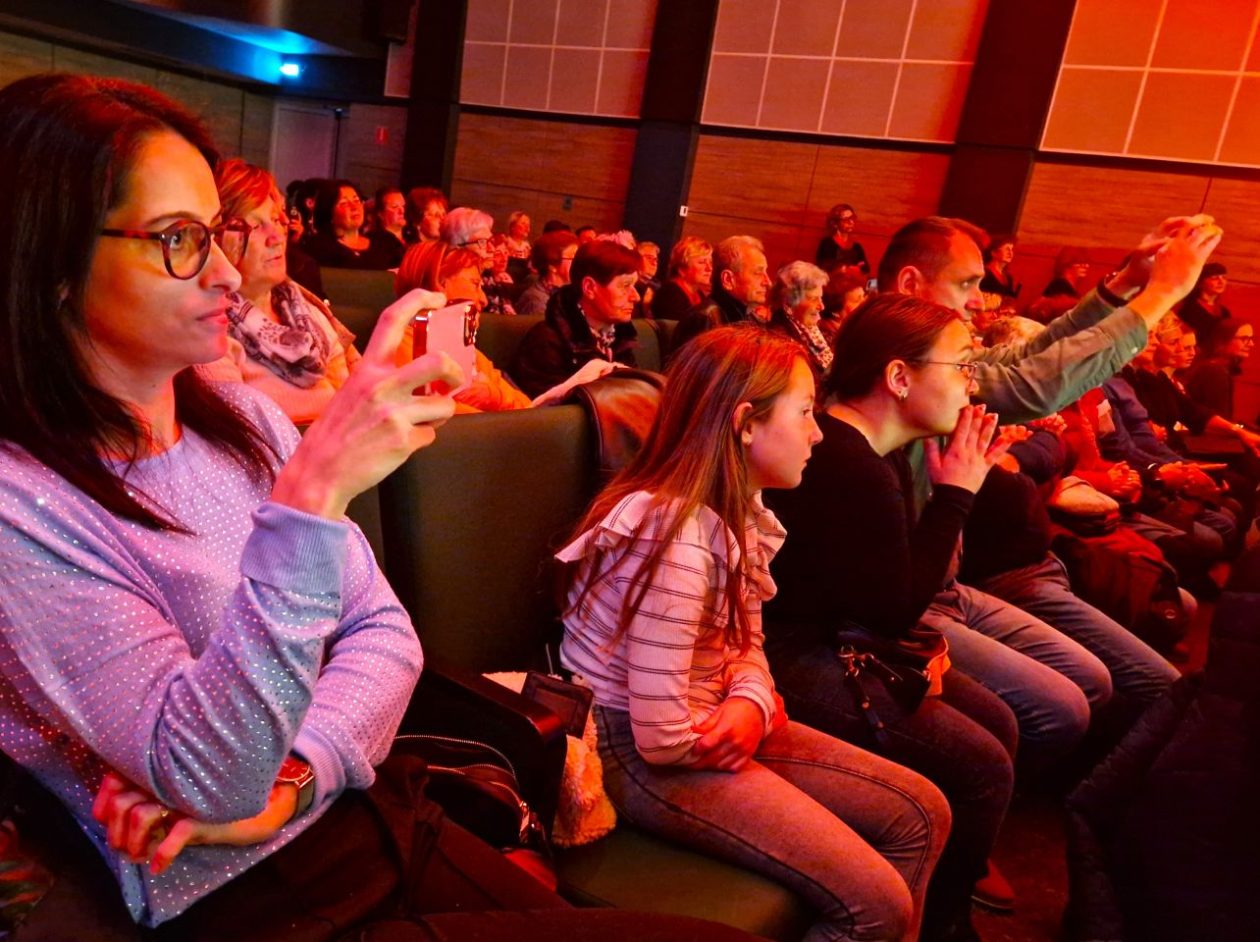 SRCE PUNO PJESME KUD Mura i gosti priredili večer za pamćenje u Centar za kulturu Rudar (4)