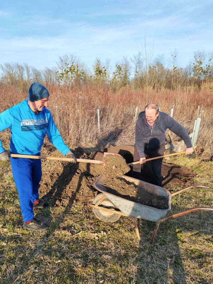 SRD GLAVATICA Vrijedni članovi oplemenili ribnjak novim stablima (1) SRD GLAVATICA Vrijedni članovi oplemenili ribnjak novim stablima (1)