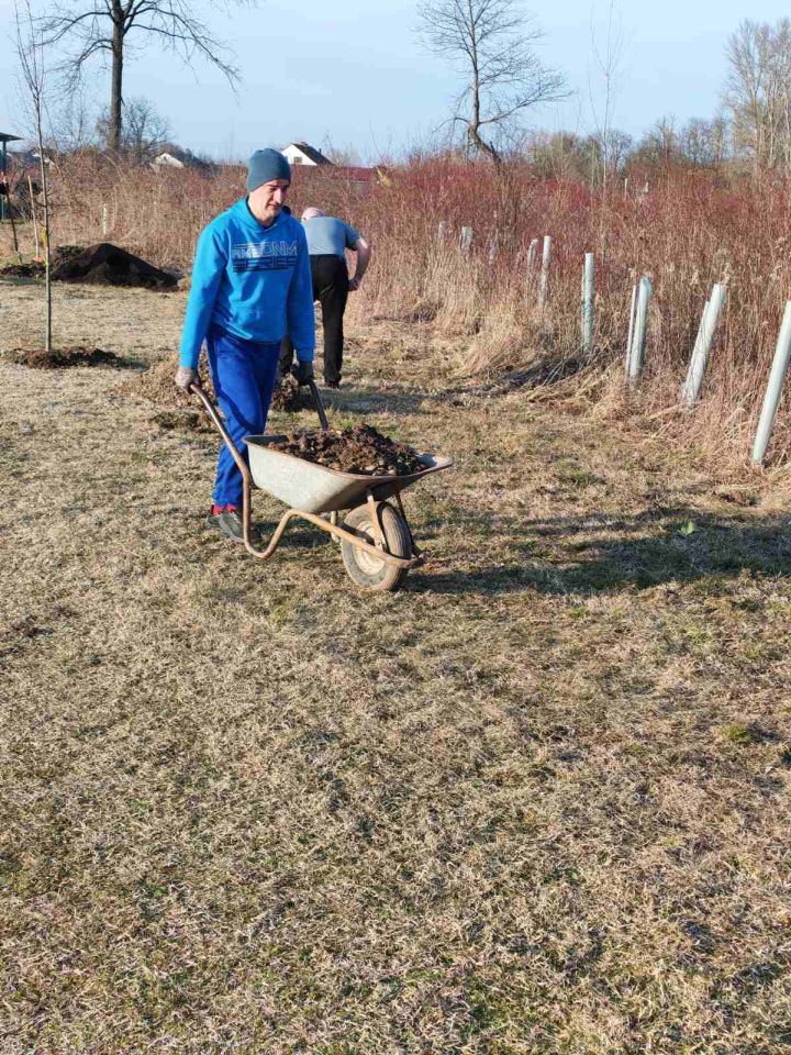SRD GLAVATICA Vrijedni članovi oplemenili ribnjak novim stablima (3) SRD GLAVATICA Vrijedni članovi oplemenili ribnjak novim stablima (3)
