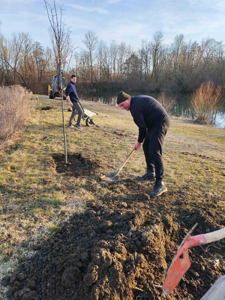 SRD GLAVATICA Vrijedni članovi oplemenili ribnjak novim stablima (5) SRD GLAVATICA Vrijedni članovi oplemenili ribnjak novim stablima (5)