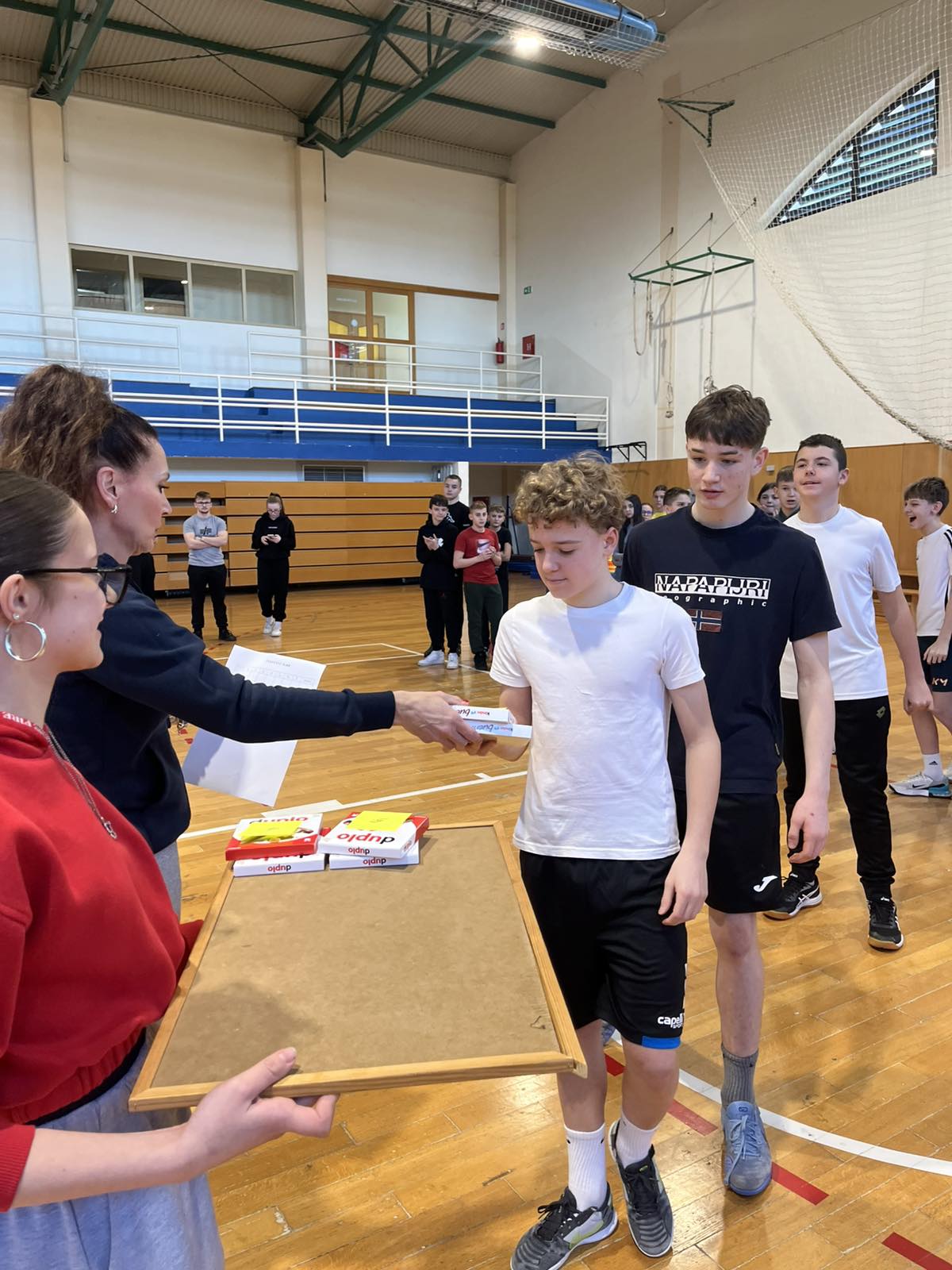 SREDNJA ŠKOLA PRELOG ‘SHE’ štafetne igre (12) SREDNJA ŠKOLA PRELOG ‘SHE’ štafetne igre (12)