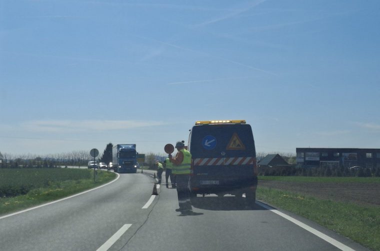 ŠTEFANEC – IVANOVEC Promet se odvija jednom trakom zbog radova na kolniku (2) ŠTEFANEC – IVANOVEC Promet se odvija jednom trakom zbog radova na kolniku (2)