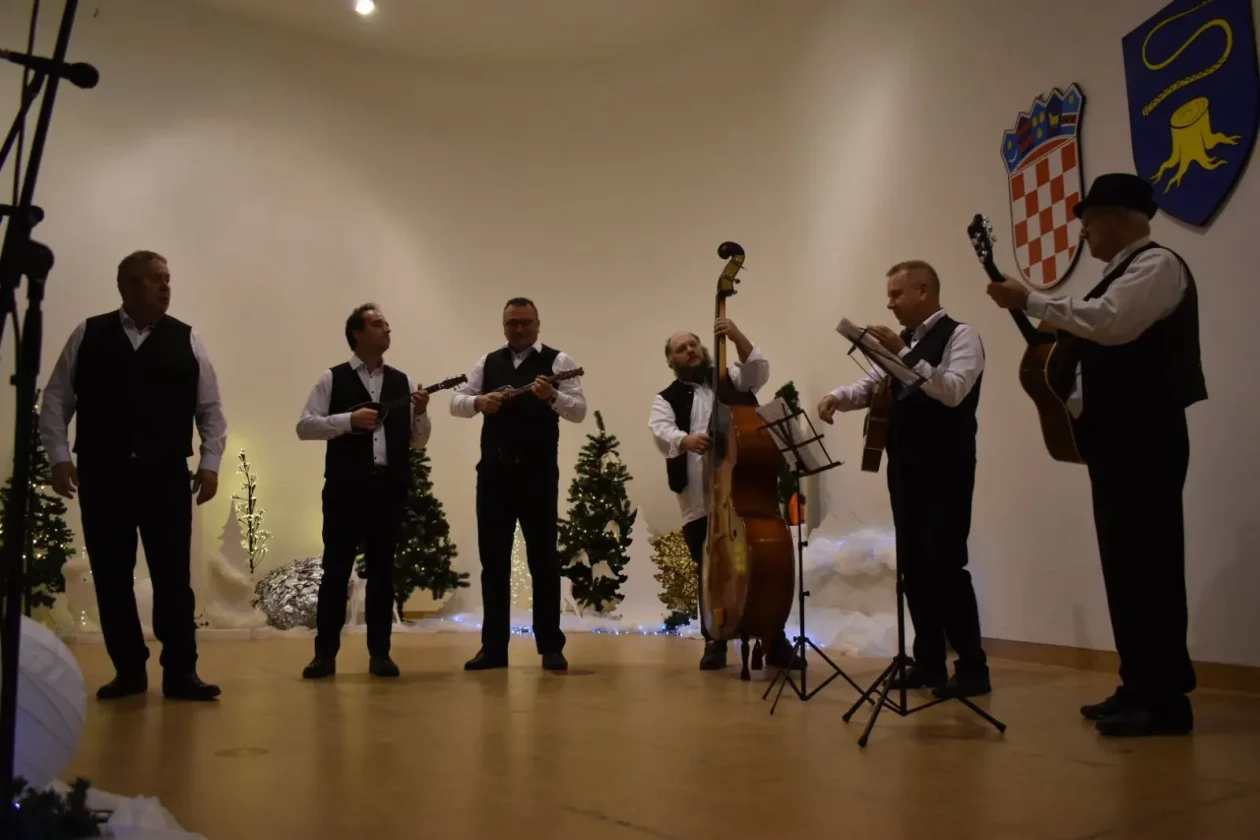 STRAHONINEC Božićna priredba (10)