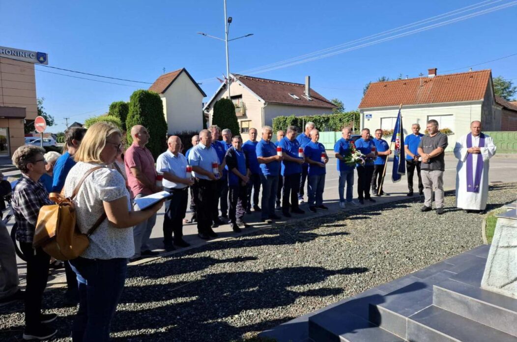 STRAHONINEC Mještani odali počast poginulim braniteljima (1)