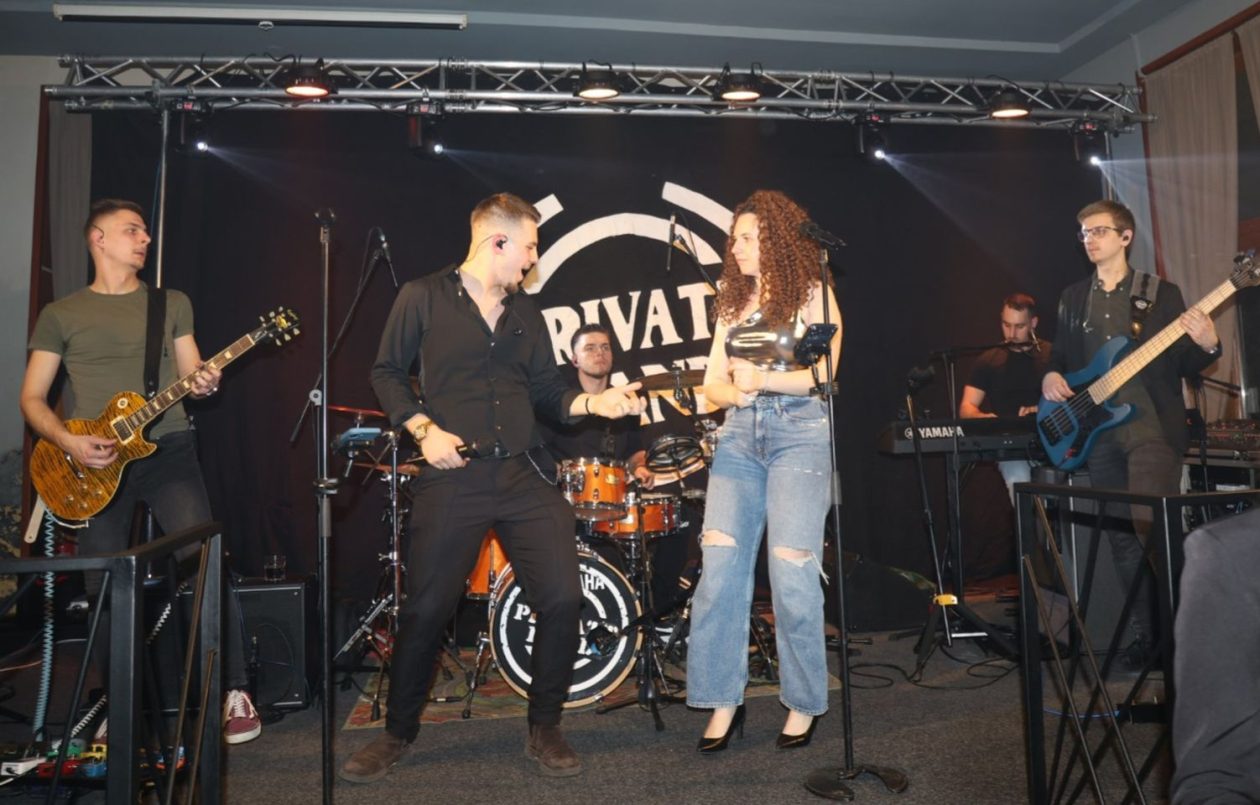 STUDENTSKI PARTY Mladi preplavili gradsku kavanu i napravili vrhunsku atmosferu (1)