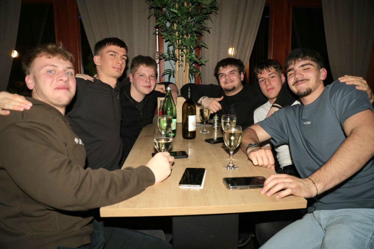 STUDENTSKI PARTY Mladi preplavili gradsku kavanu i napravili vrhunsku atmosferu (10)