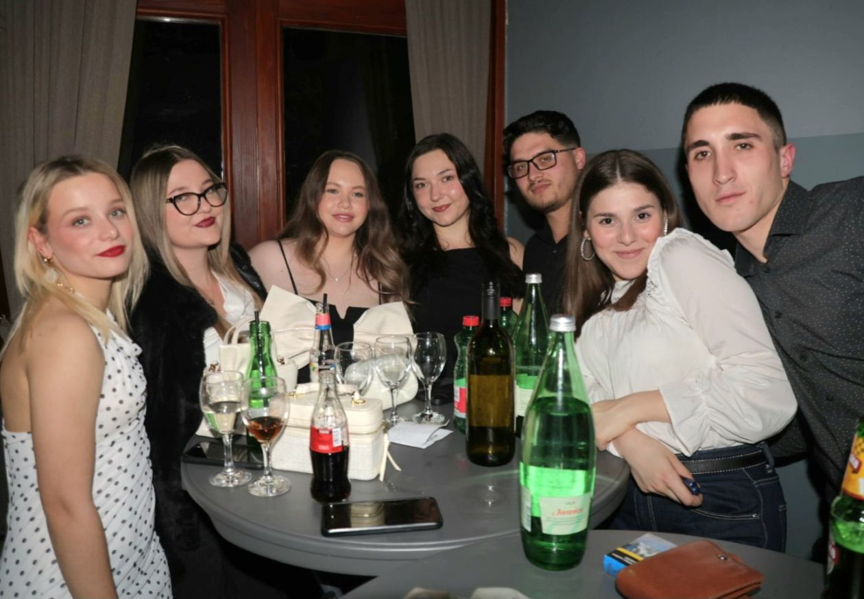 STUDENTSKI PARTY Mladi preplavili gradsku kavanu i napravili vrhunsku atmosferu (16)