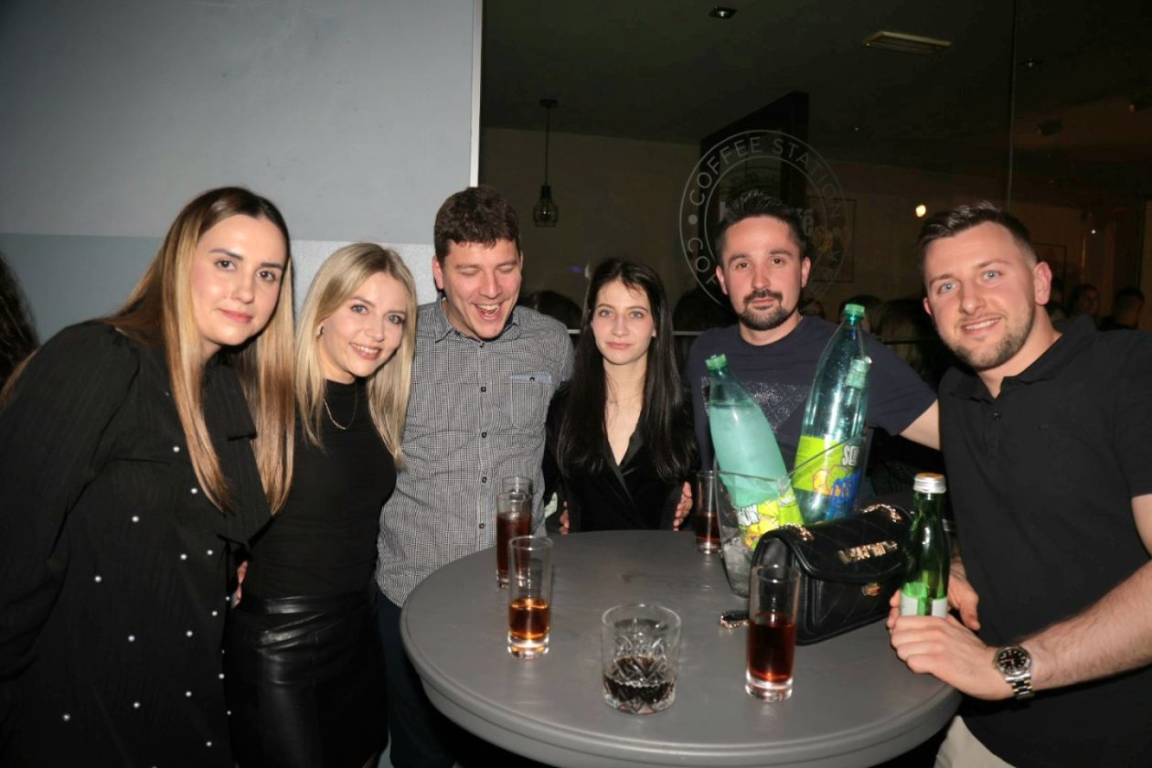 STUDENTSKI PARTY Mladi preplavili gradsku kavanu i napravili vrhunsku atmosferu (20)