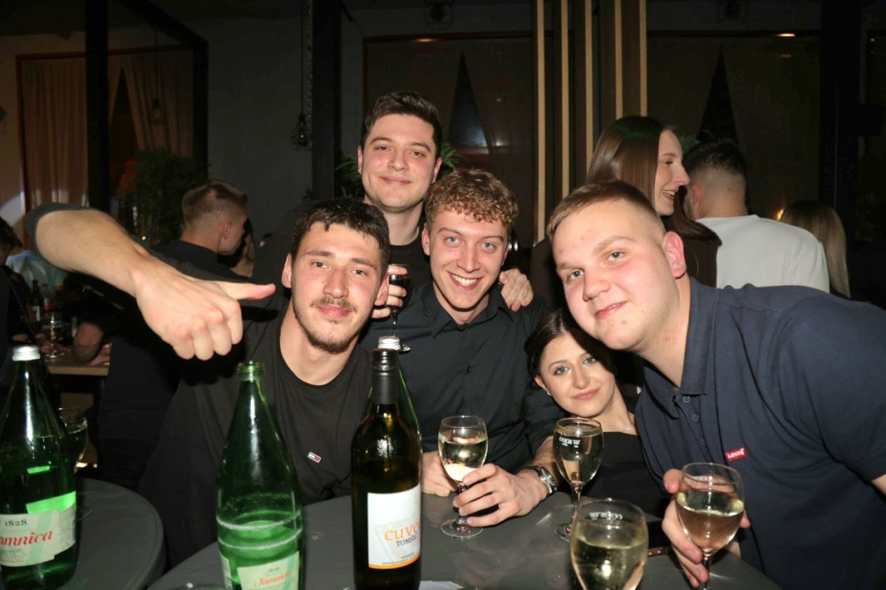 STUDENTSKI PARTY Mladi preplavili gradsku kavanu i napravili vrhunsku atmosferu (21)