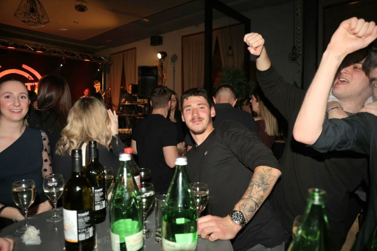 STUDENTSKI PARTY Mladi preplavili gradsku kavanu i napravili vrhunsku atmosferu (23)