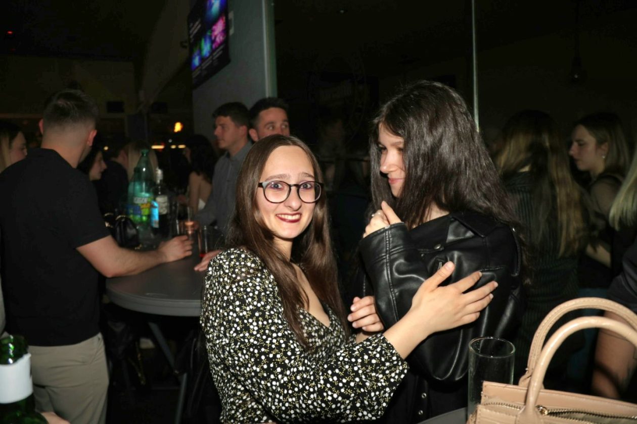 STUDENTSKI PARTY Mladi preplavili gradsku kavanu i napravili vrhunsku atmosferu (25)