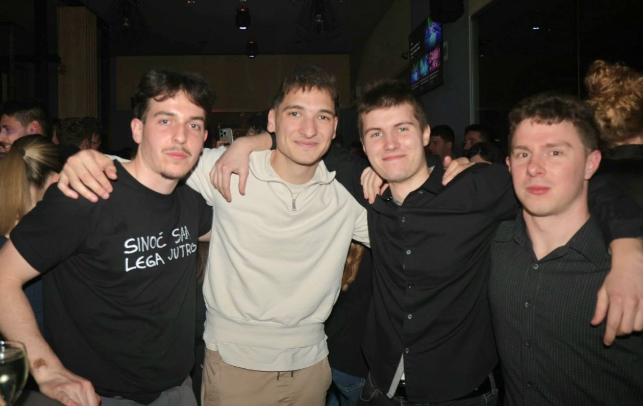 STUDENTSKI PARTY Mladi preplavili gradsku kavanu i napravili vrhunsku atmosferu (26)